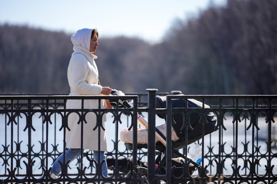 Женщина с коляской 