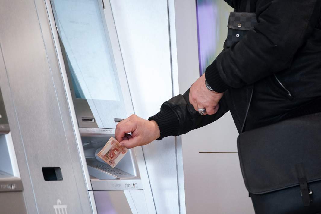 Мужчина держит рубли в руках 