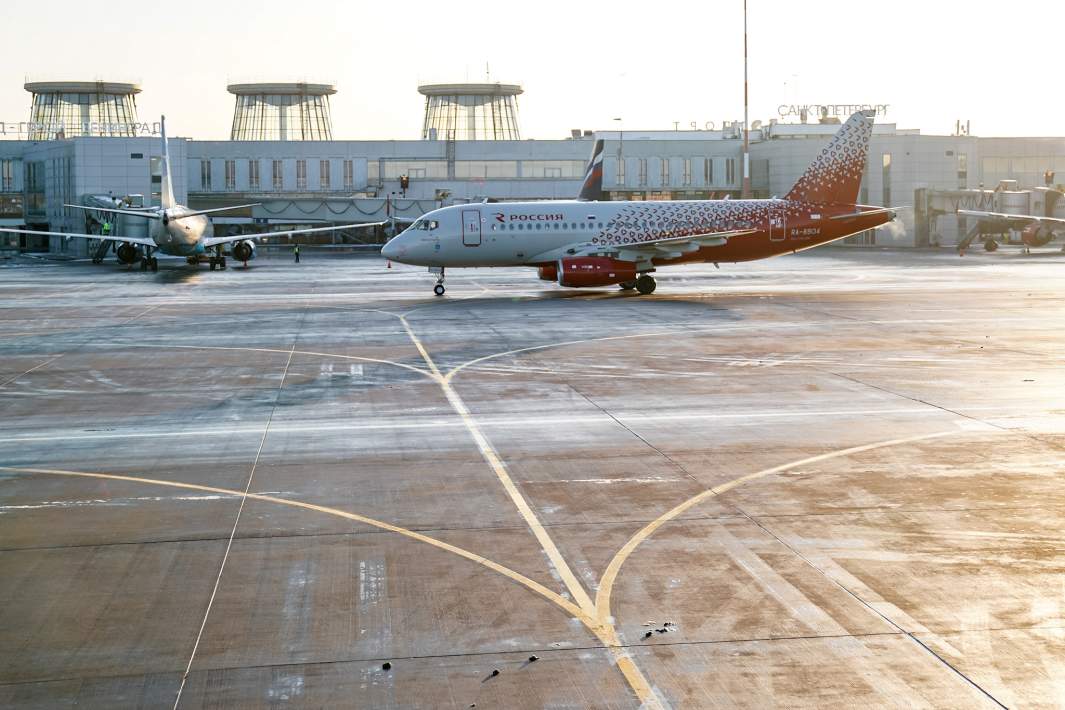 Самолет на стоянке аэропорта