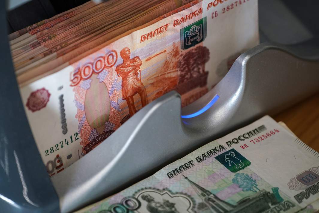 Рублевые купюры в счетной машинке 