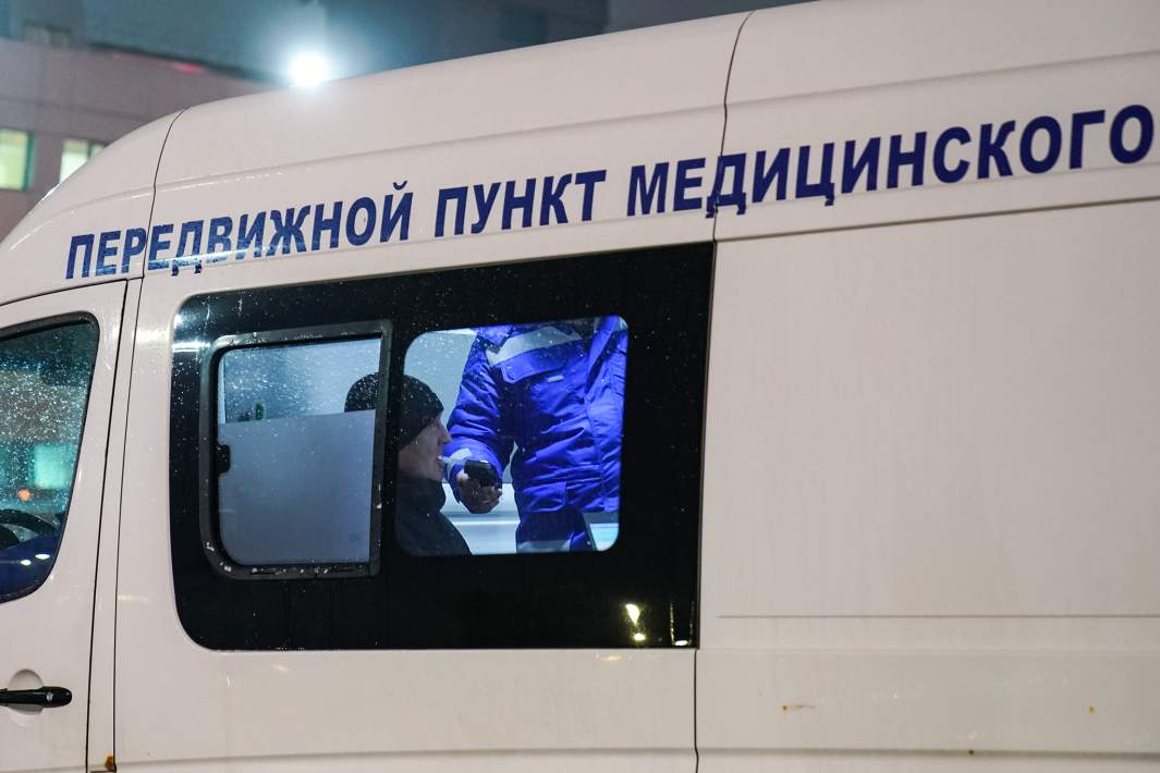 Мужчина проходит обследование на состояние алкогольного опьянения