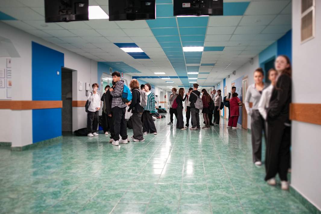 Дети на перемене в коридоре 