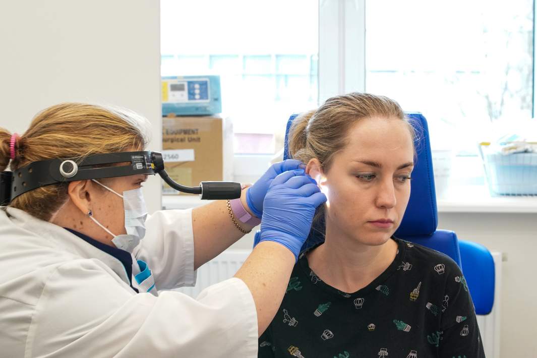 Лор осматривает пациента 