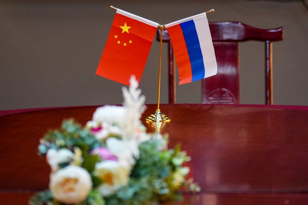 Флаги России и Китая