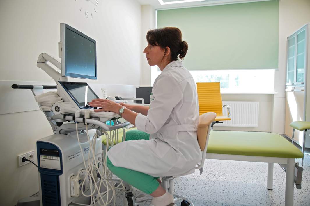 Врач за аппаратом УЗИ