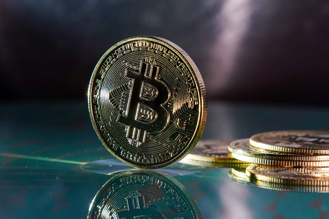 Биткоин на столе