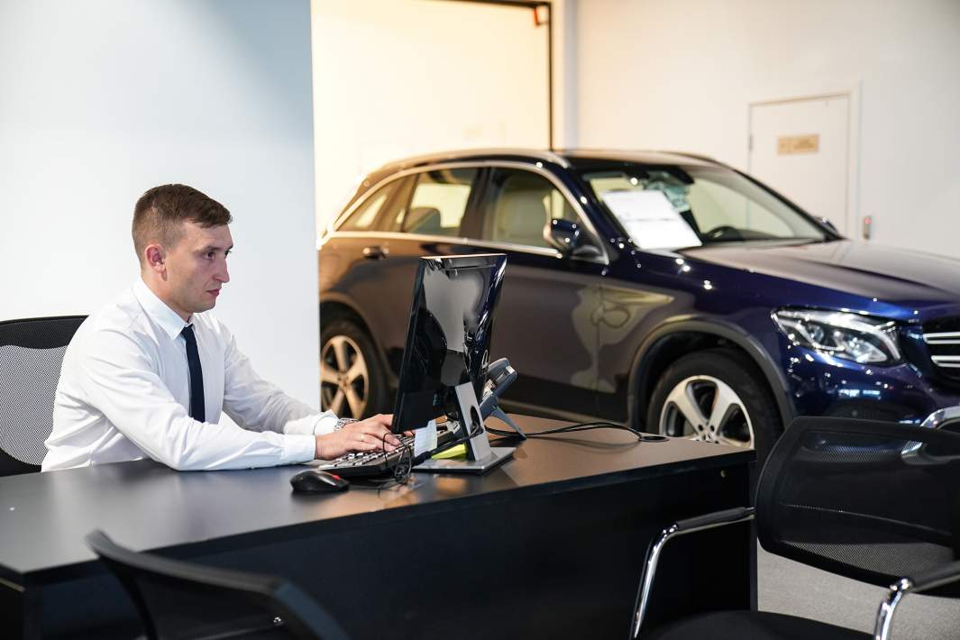 Продавец в автосалоне 