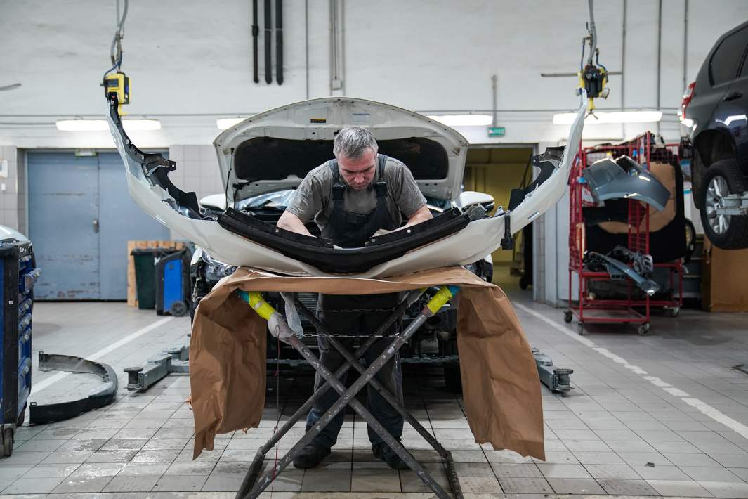 Ремонт автомобиля в мастерской 