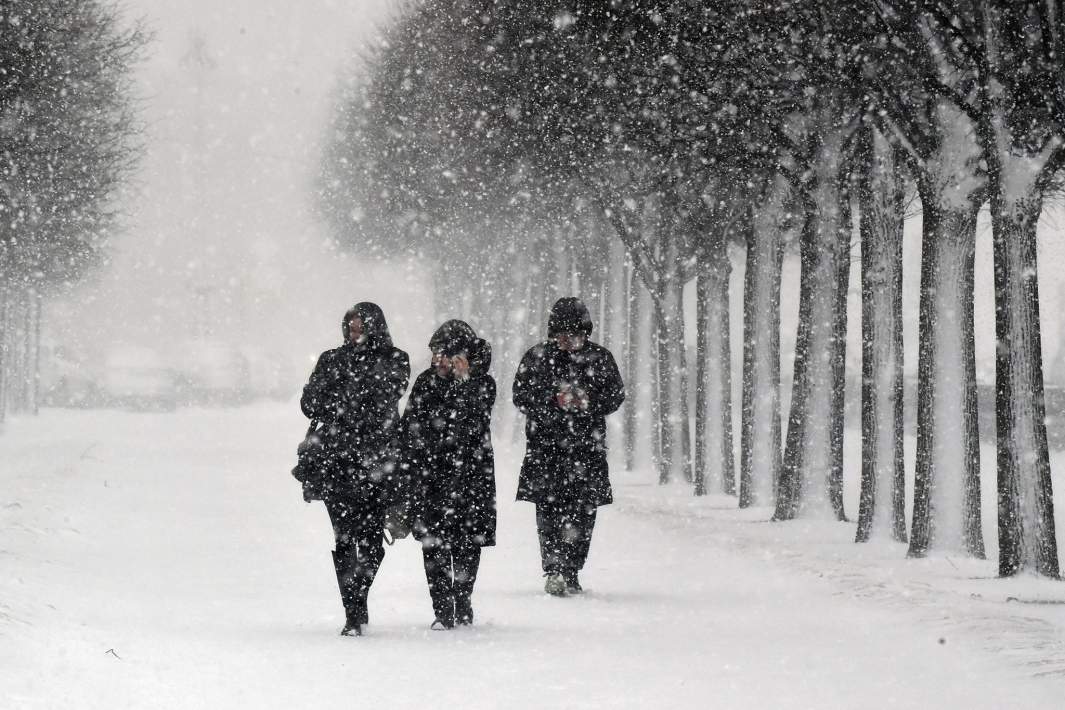 Горожане на одной из улиц во время снегопада