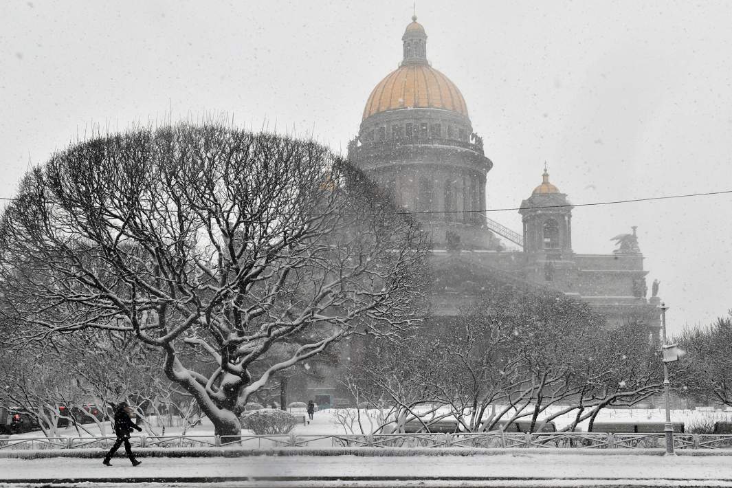 Исаакиевский собор во время снегопада