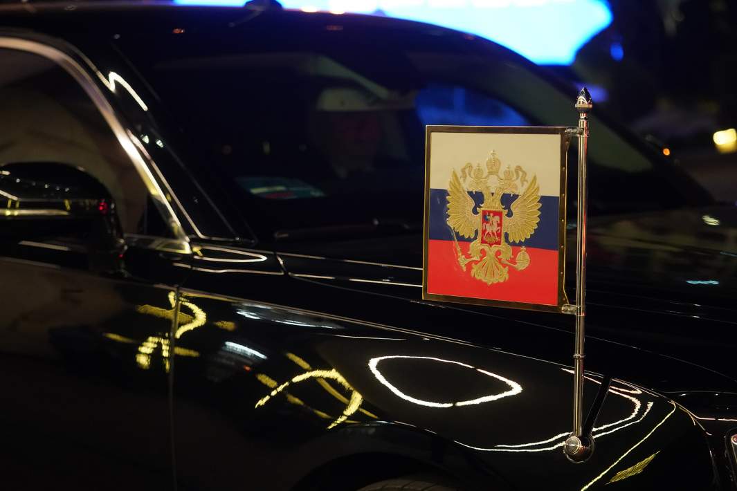 Штандарт президента РФ на автомобиле кортежа