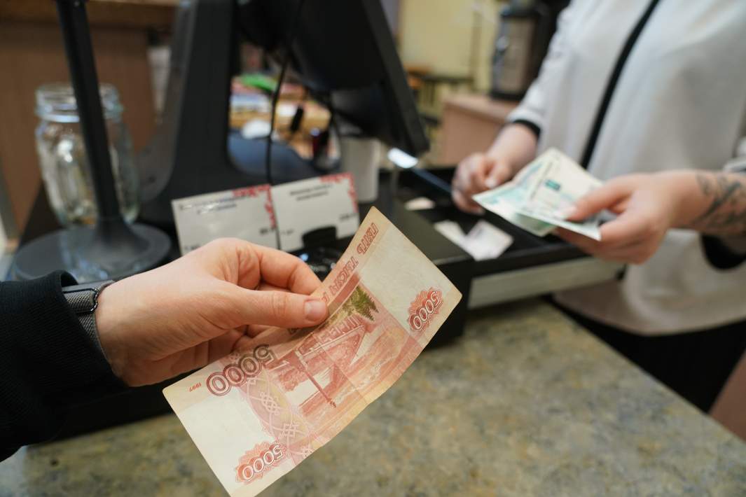 Рублевая купюра в руках 