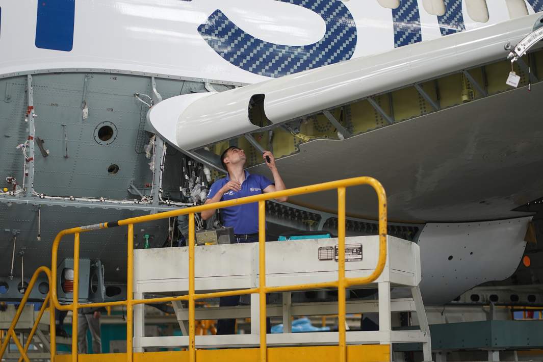 Рабочий в цехе сборки