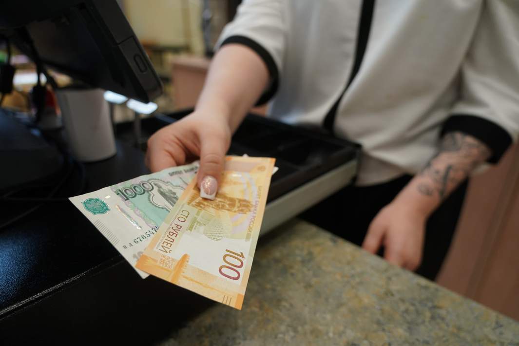 Рублевые купюры в руке 