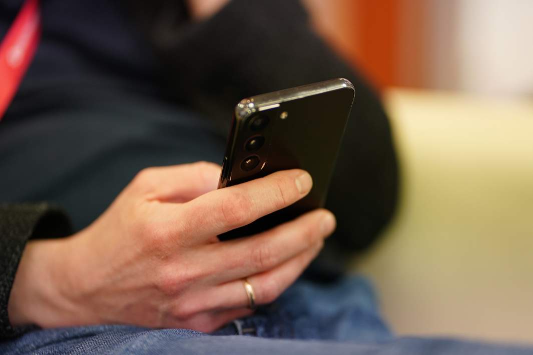 телефон в руках