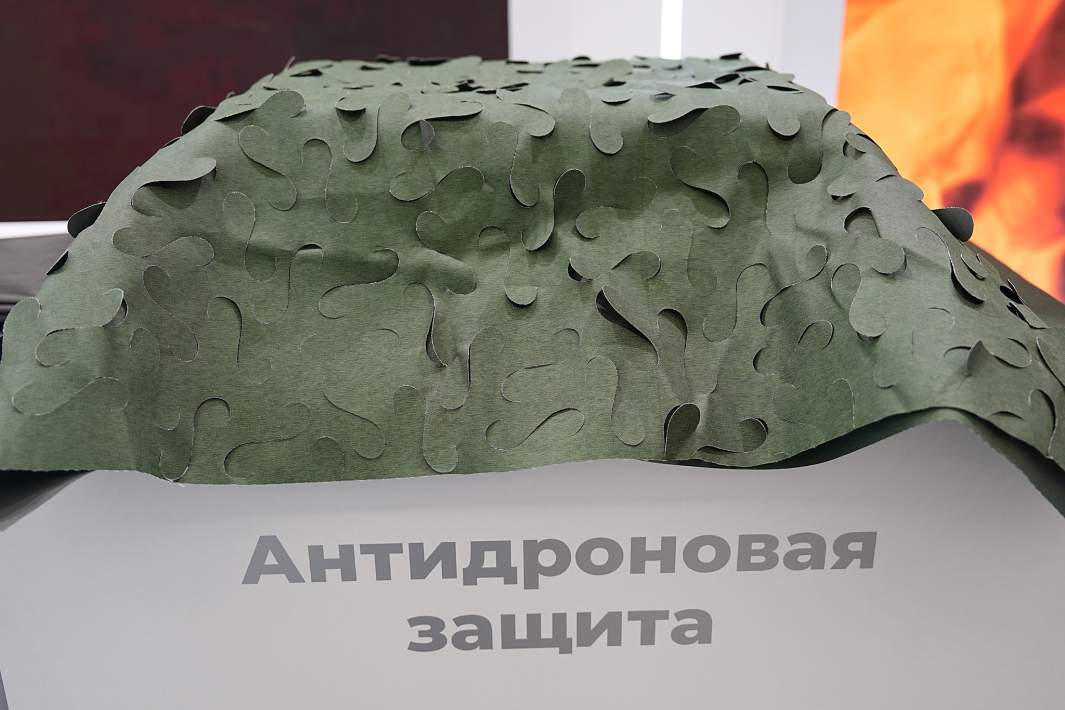 Стенд с современной военной экипировкой на выставке «Российская легкая промышленность» 