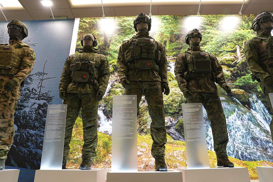 Стенд с современной военной экипировкой на выставке «Российская легкая промышленность» 