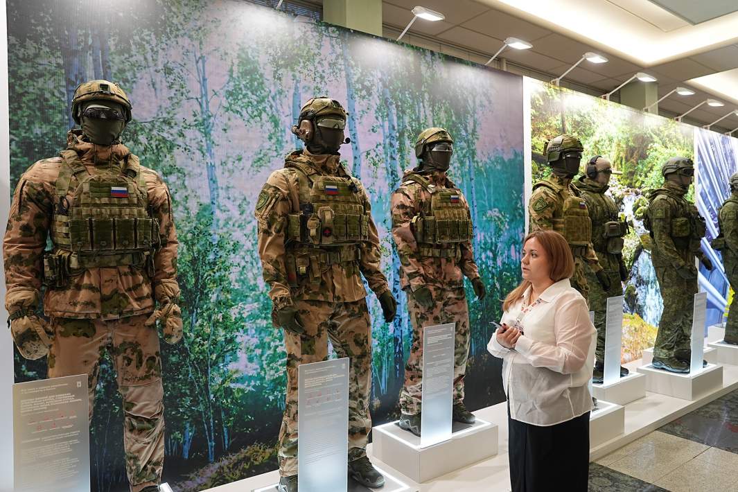 Стенд с современной военной экипировкой на выставке «Российская легкая промышленность» 