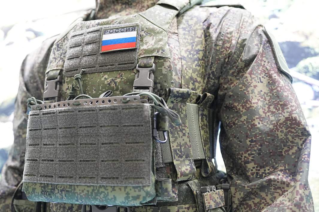 Стенд с современной военной экипировкой на выставке «Российская легкая промышленность» 