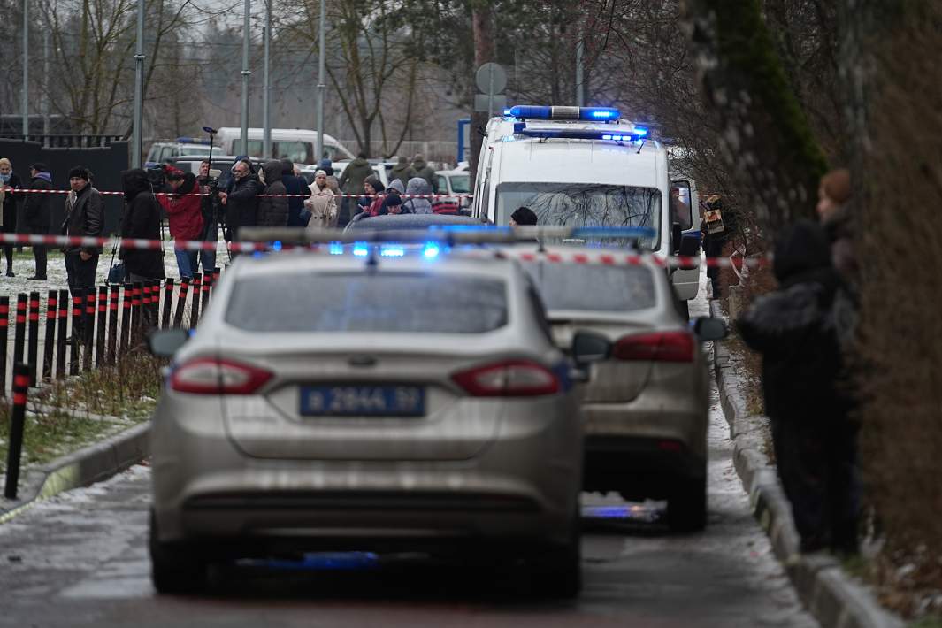 Сотрудники правоохранительных органов возле школы в поселке Горки-2 после происшествия