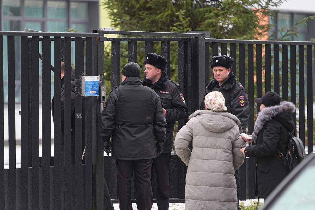 Обстановка возле школы в поселке Горки-2 после происшествия