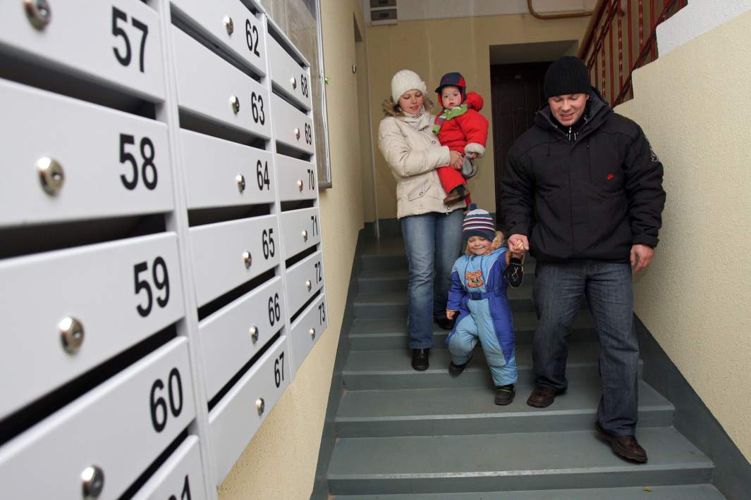 Семья с детьми в подъезде жилого дома