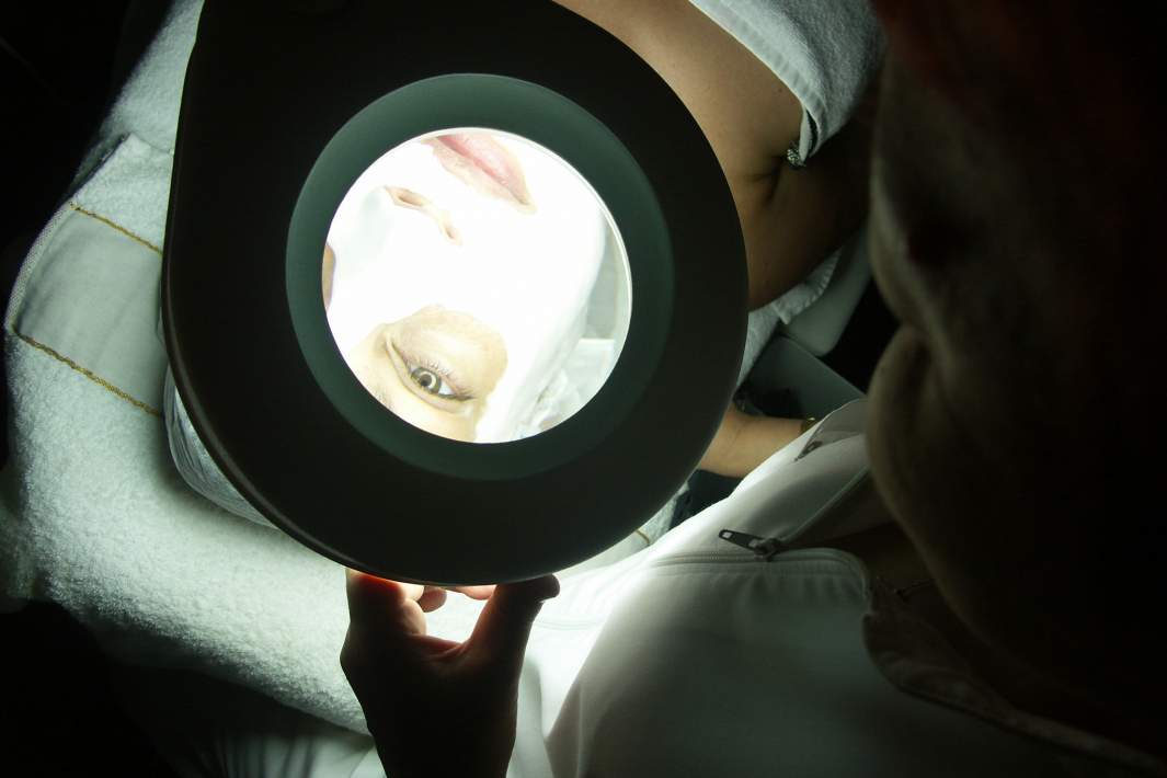 Девушка в кабинете косметолога