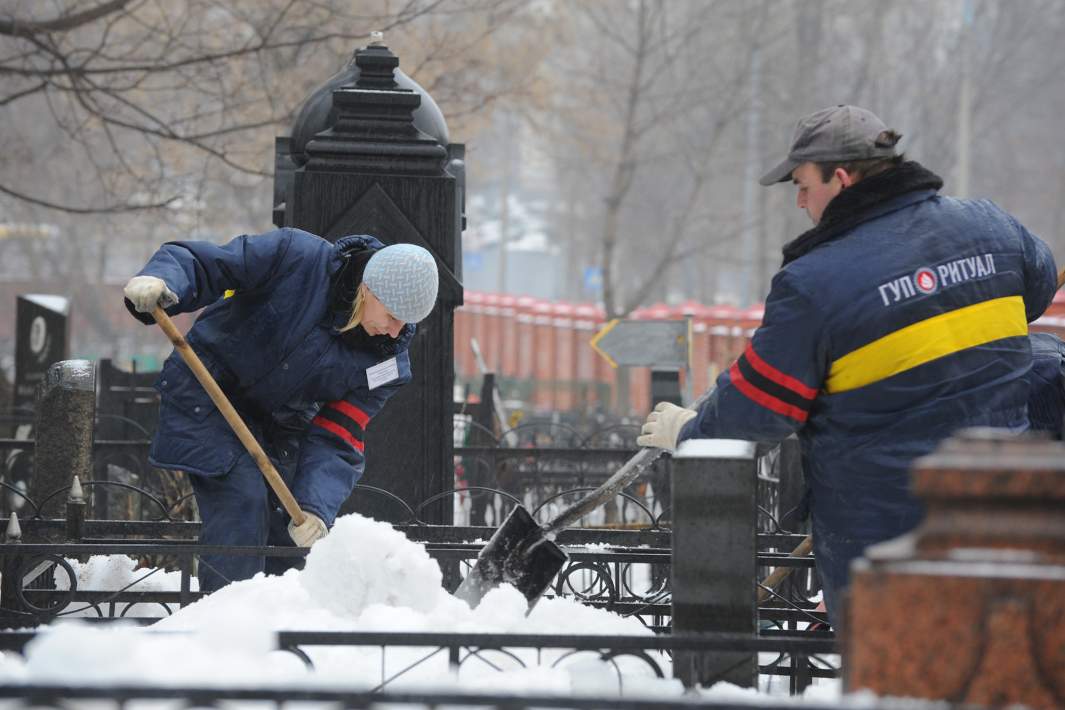 Сотрудники ГУП «Ритуал» убирают снег с могил