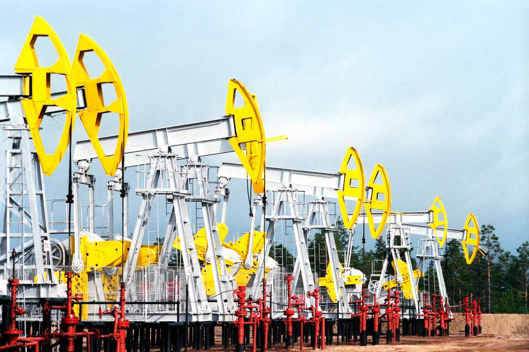 Нефтекачалки в городе Когалыме 