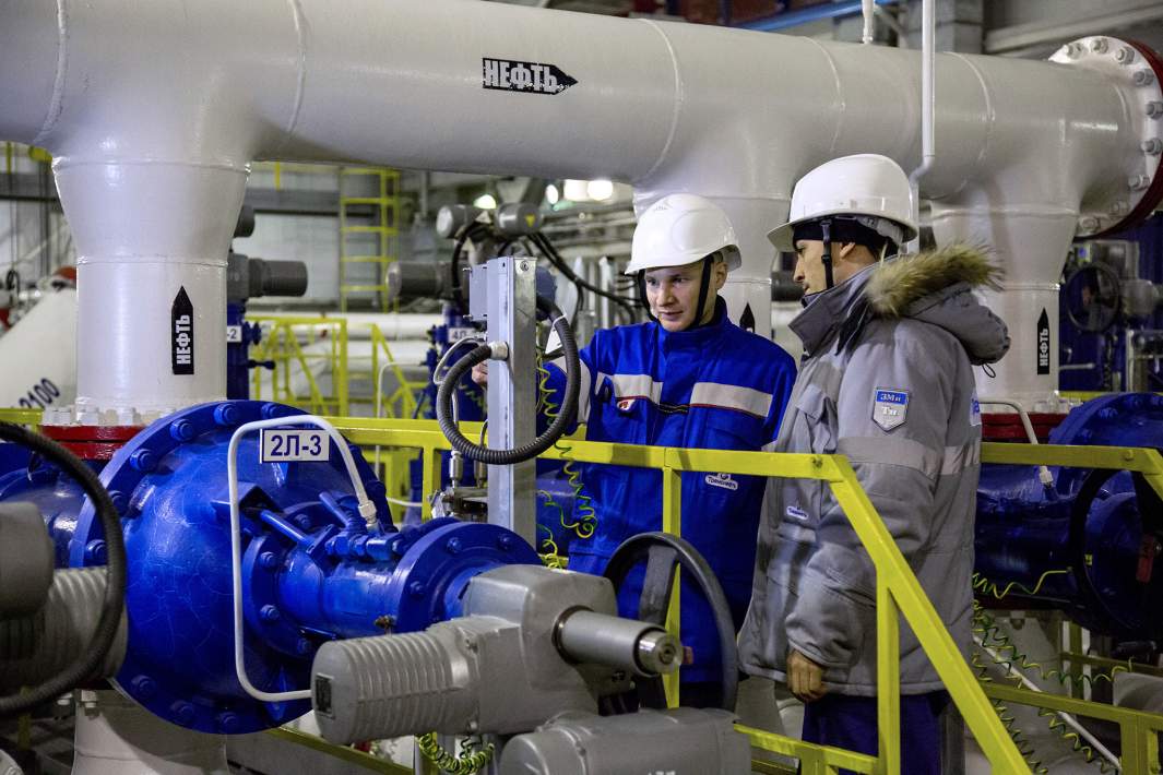 Сотрудники на насосной станции нефтеперекачивающей станции