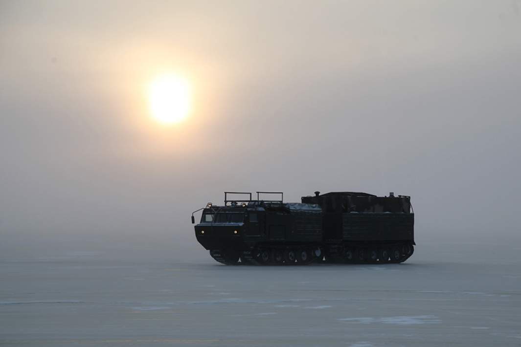 Гусеничный транспортер в Арктике