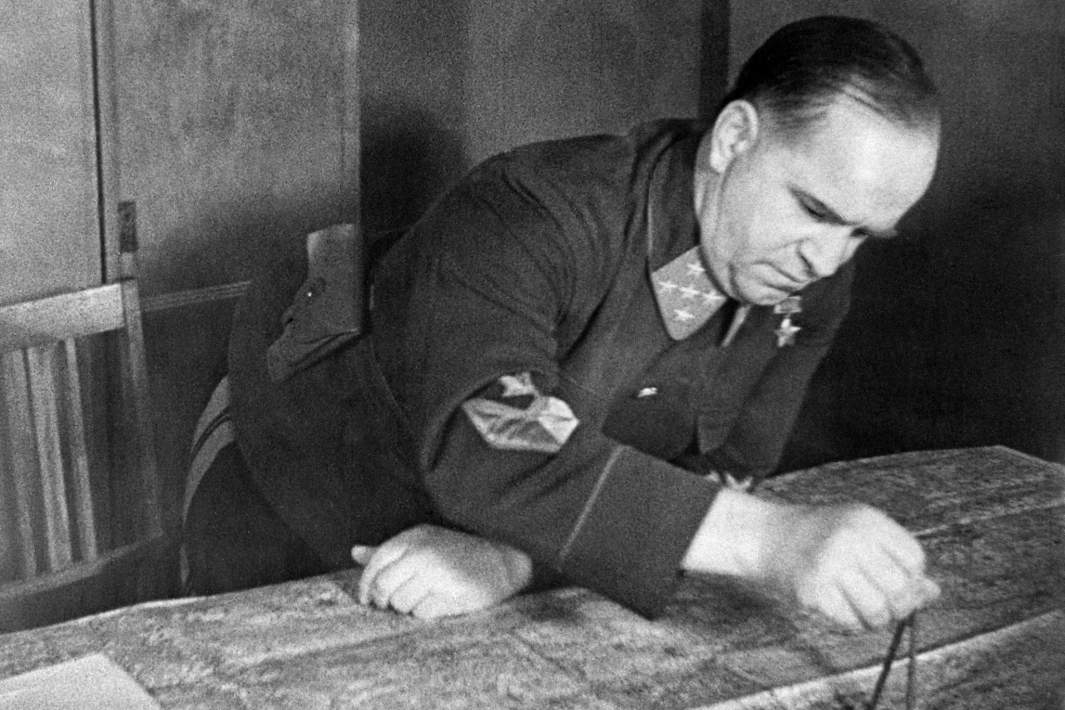 Командующий войсками Западного фронта, генерал армии Георгий Жуков в штабе. Осень 1941 года