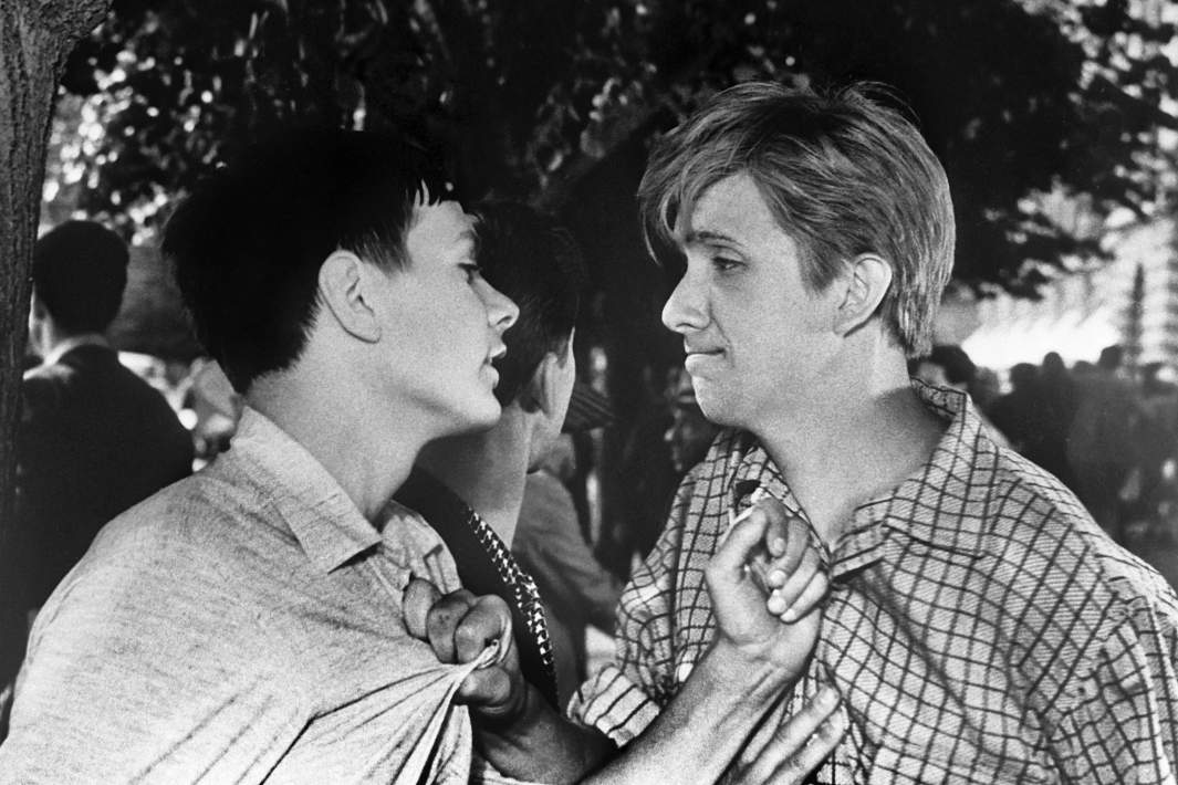 Актеры Никита Михалков и Евгений Стеблов в кинофильме "Я шагаю по Москве". 1963 г