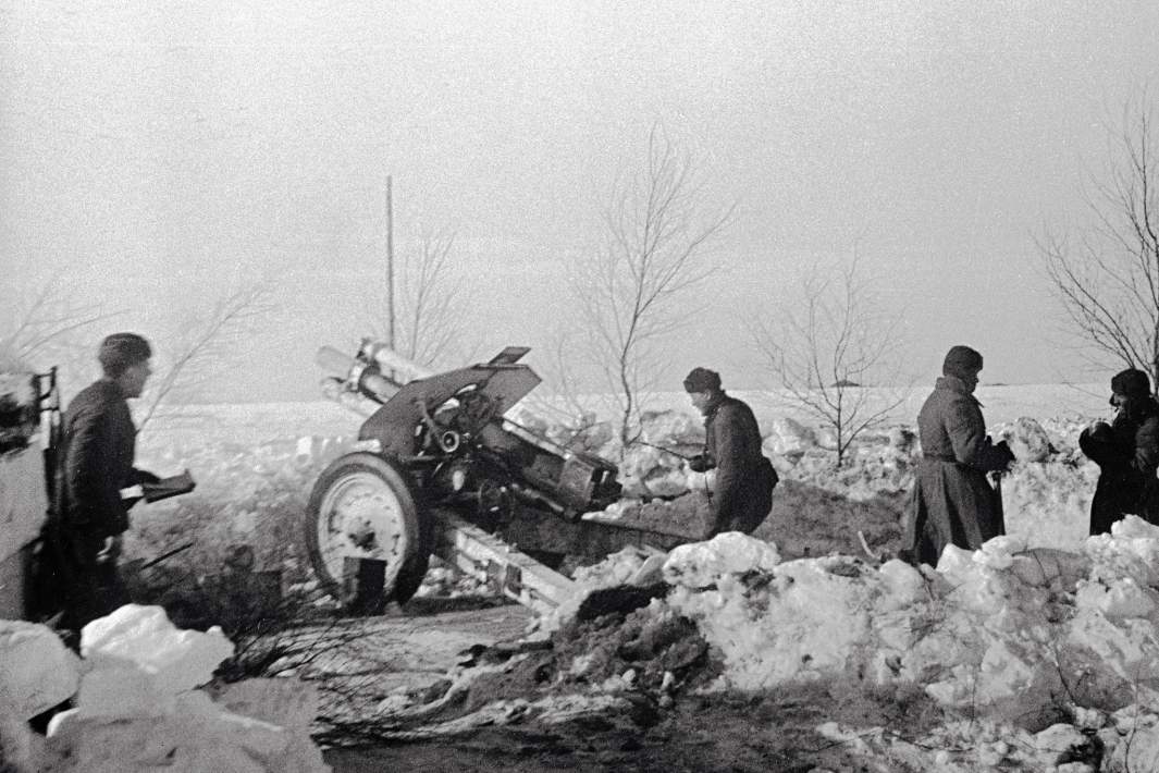 Орудийный расчет командира отделений роты противотанковых ружей батальона сержанта Ивана Рябухи ведёт огонь на боевых рубежах у Наро-Фоминска. Ноябрь 1941 года