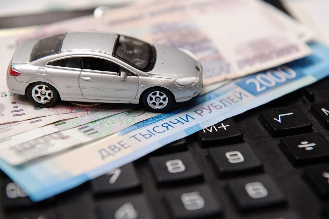 Игрушечная машинка на рублевых купюрах 