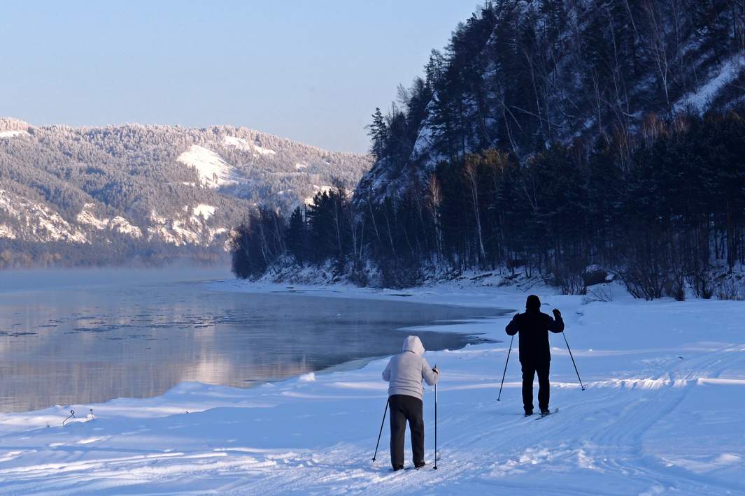 Люди на прогулке вдоль берега 