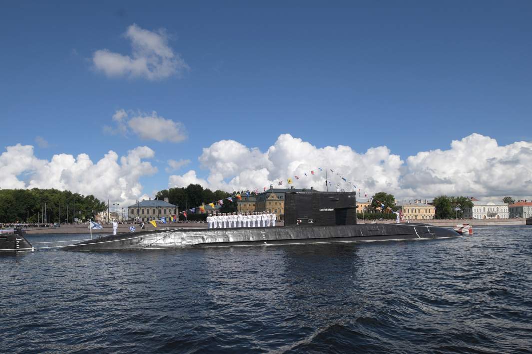 Дизель-электрическая подводная лодка «Санкт-Петербург» во время Главного военно-морского парада по случаю Дня Военно-морского флота РФ в акватории Невы. 2020 год