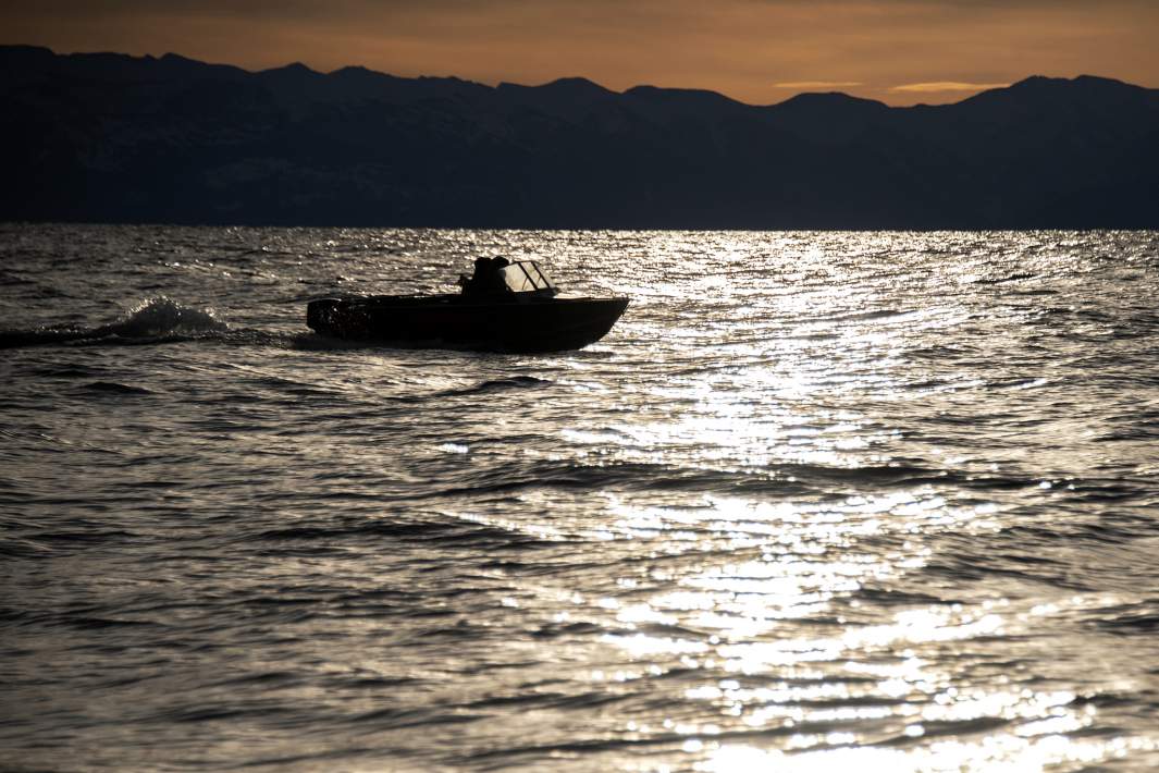 Катер на озере