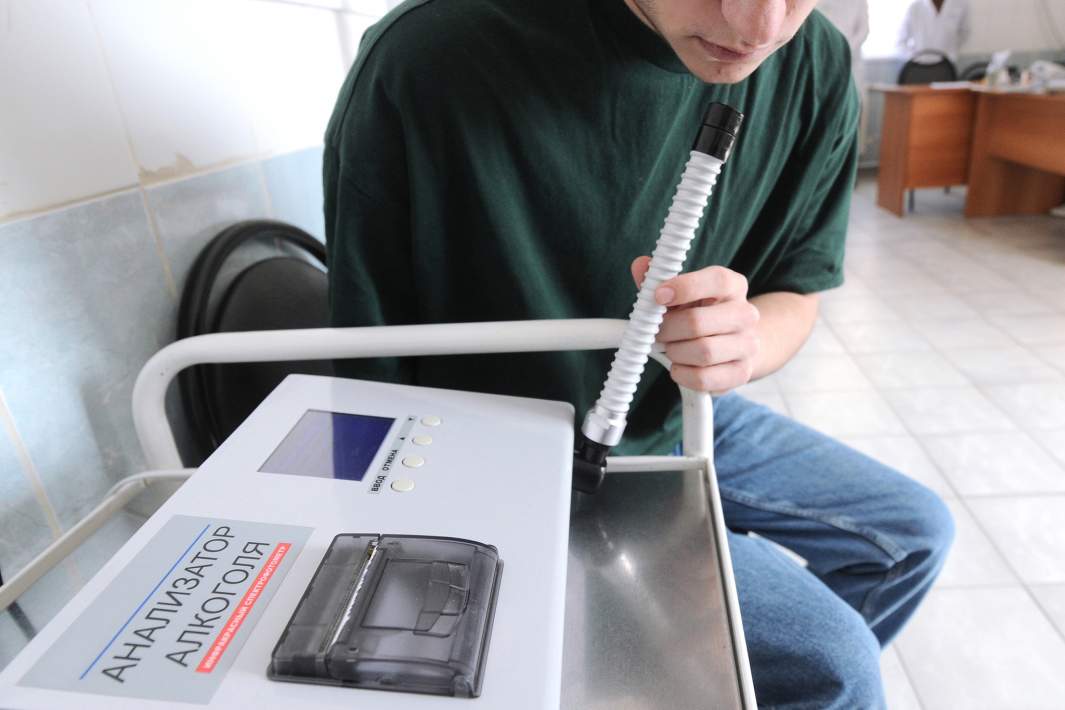 Мужчина проходит обследование на состояние алкогольного опьянения