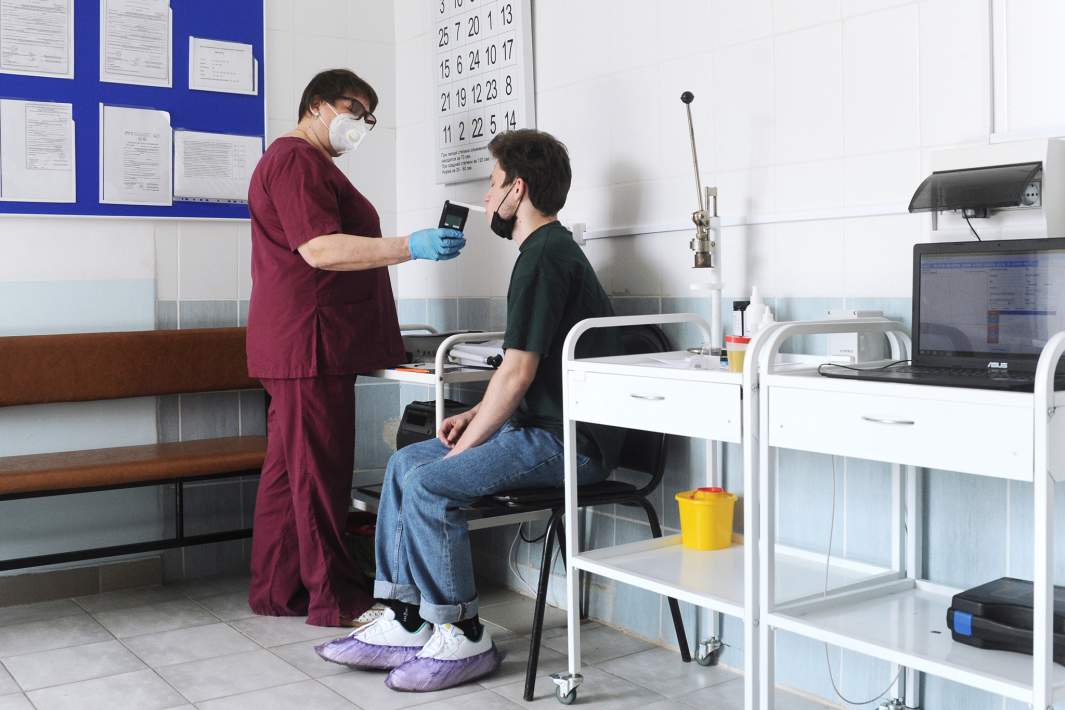 Мужчина проходит обследование на состояние алкогольного опьянения