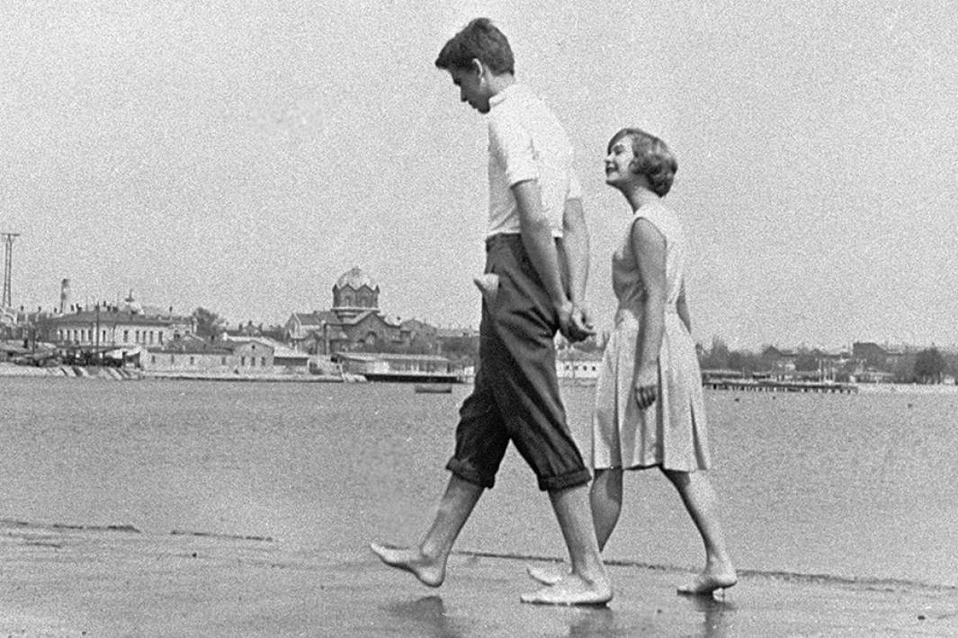 Актер Евгений Стеблов в роли Владимира (слева) и Наташа Богунова в роли Инки в фильме Михаила Калика "До свиданья, мальчики"