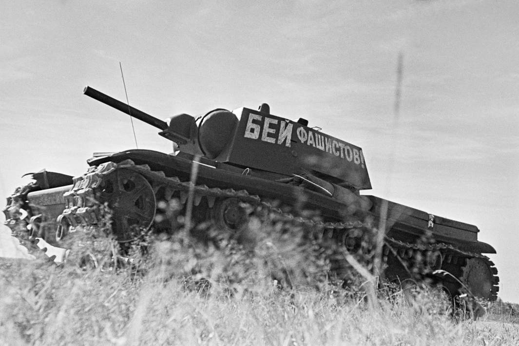 Советский танк на марше к линии фронта. Июнь 1941 года