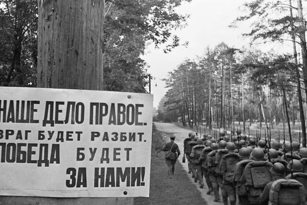 Колонны бойцов движутся на фронт. Москва, 23 июня 1941 года