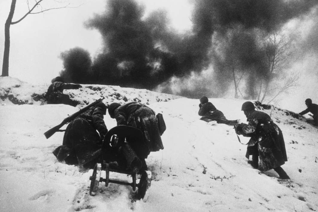 Красноармейцы с пулеметом «Максим» преодолевают высоту во время боев под Москвой. Ноябрь 1941 года