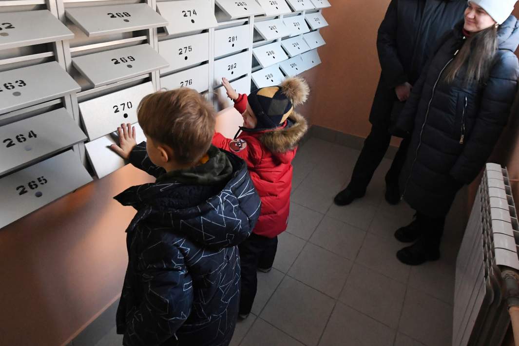 Дети около почтовых ящиков