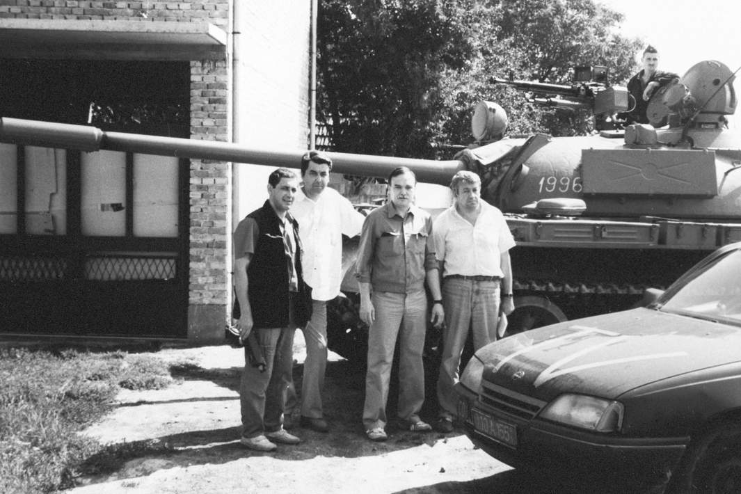 Оператор ЦТ Геннадий Куринной, корреспондент ЦТ Виктор Ногин, корреспондент РИА «Новости» Сергей Грызунов и корреспондент «Известий» Евгений Вострухов в зоне боевых действий в Югославии. 1991 год