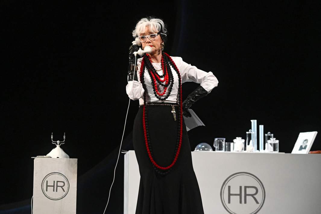 Актриса Вера Алентова в роли Хелены Рубинштейн в сцене спектакля «Мадам Рубинштейн» в театре им. Пушкина в Москве