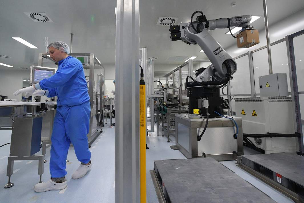 Производство лекарственных препаратов на заводе биотехнологической компании