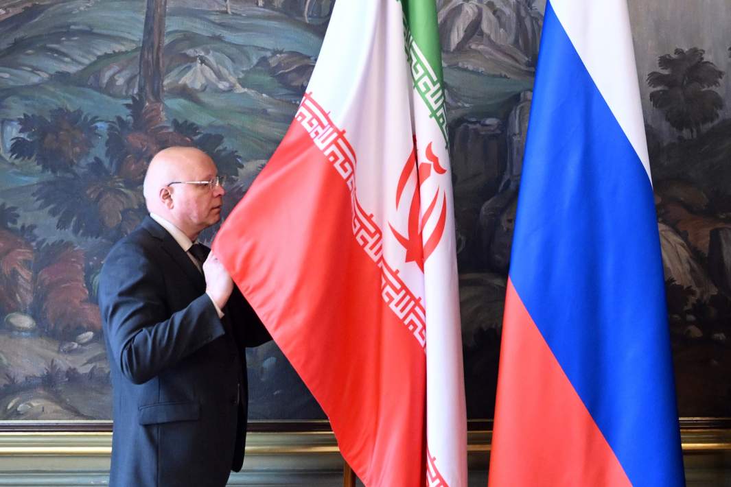 Флаги России и Ирана 