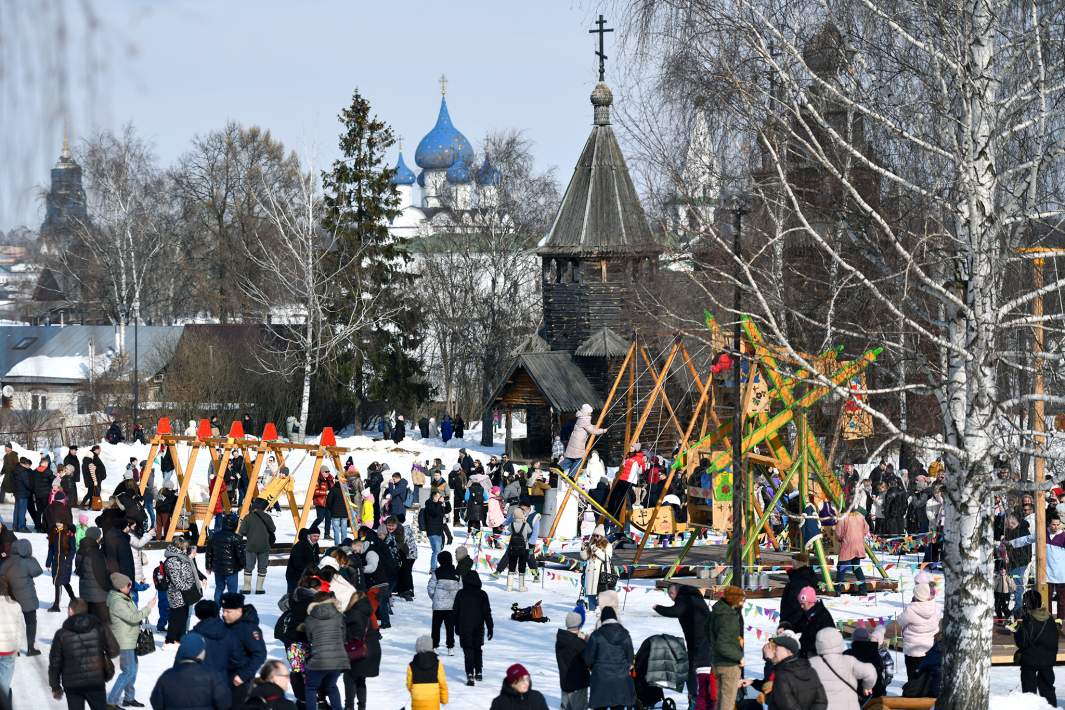 Туристы в Суздале 